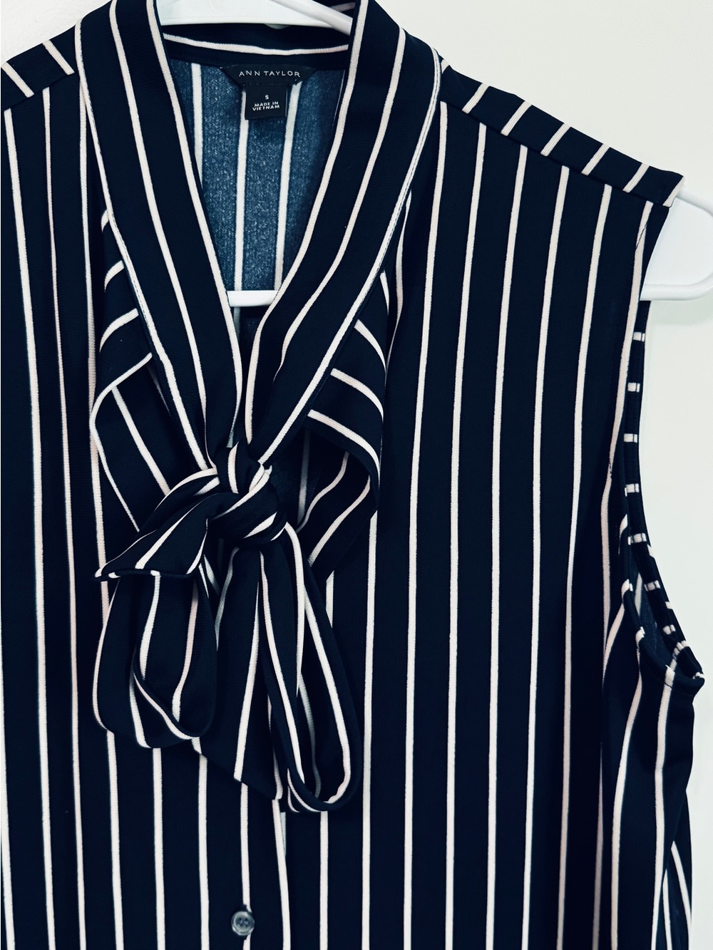 Ann Taylor Navy Stripe Tie Neck Sleeveless Blouse Bow Front Button Top S - Picture 6 of 11
